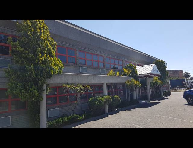 2,476M² FACTORY TO LET IN TRIANGLE FARM